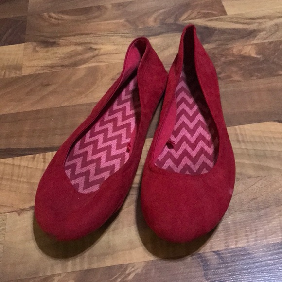 Beautiful Red flats size 7.5 - Picture 1 of 3